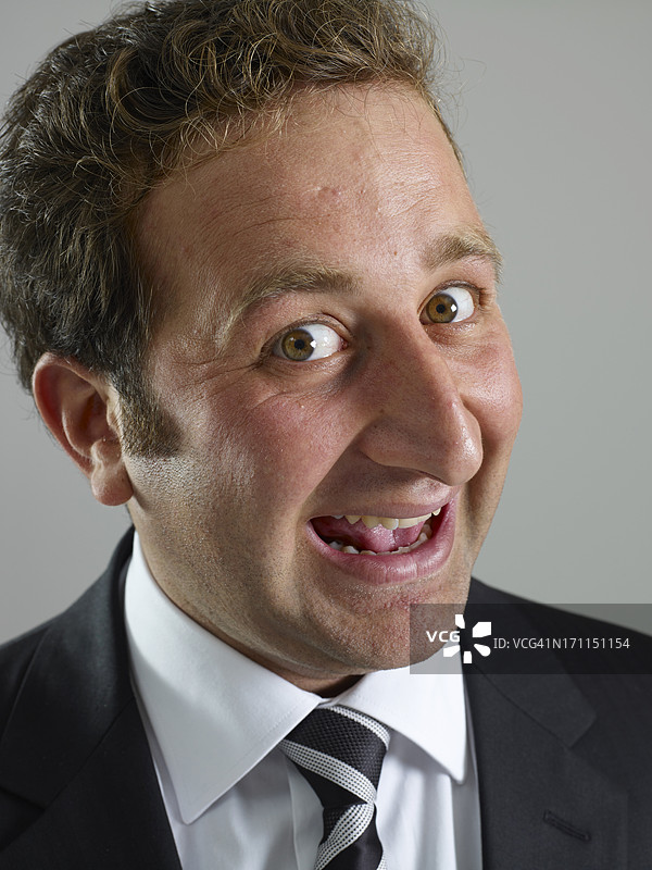 年轻男子在大笑图片素材