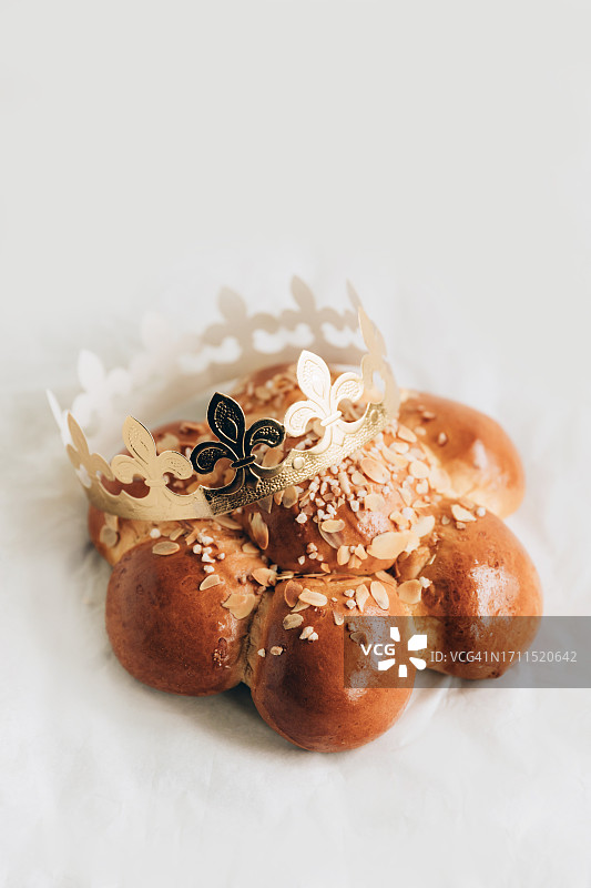 瑞士的传统主显节面包Dreikönigskuchen，配有金色皇冠和隐藏在里面的小国王图片素材