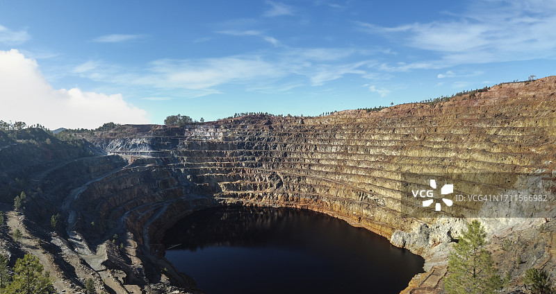 科塔阿塔拉亚露天矿。古老的采石场，淡红河，矿物酸河。图片素材