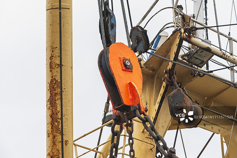 带钢索和钢链的橙色钢制钓鱼块图片素材