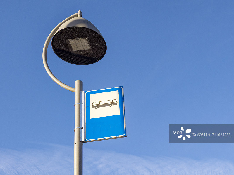 带有LED面板灯泡和公交车站牌的现代路灯图片素材