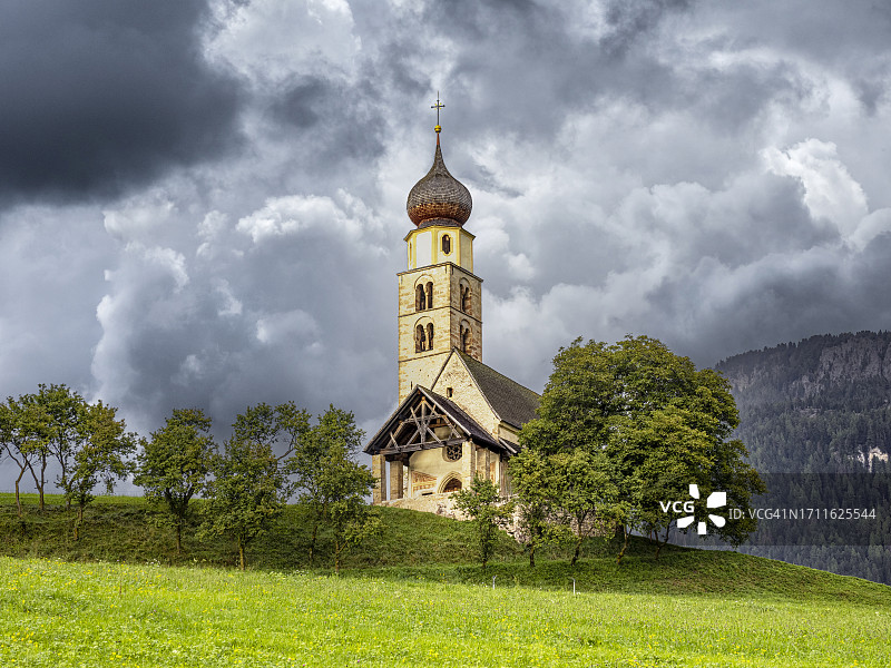 多洛米蒂阿尔卑斯山高山景观与山谷中的典型教堂（圣瓦伦丁教堂）图片素材