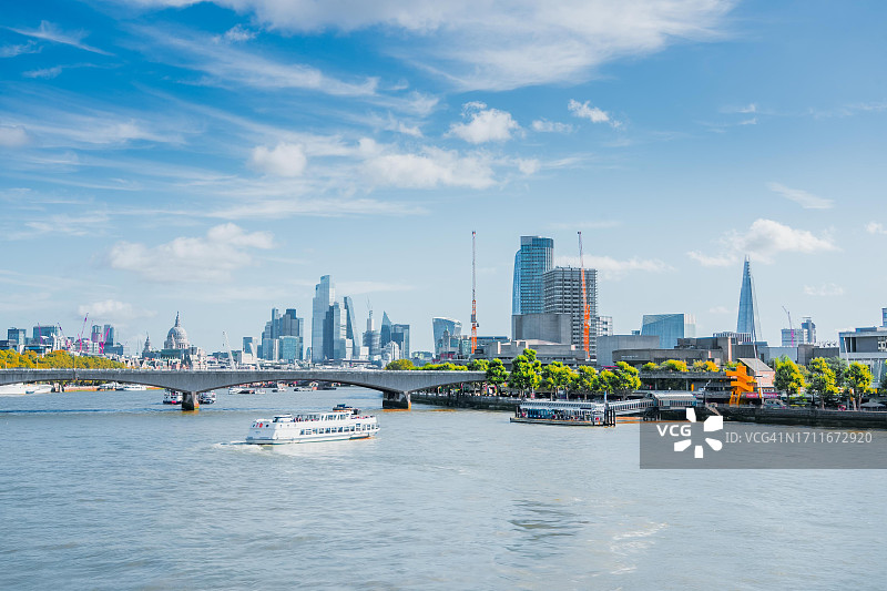 滑铁卢桥、泰晤士河、圣保罗大教堂和伦敦金融城图片素材