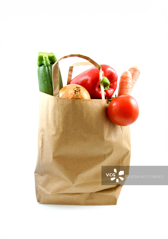 白色背景下可重复使用的纸袋中的蔬菜图片素材