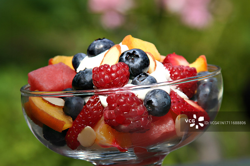 水晶杯中的成熟浆果、芒果和西瓜图片素材