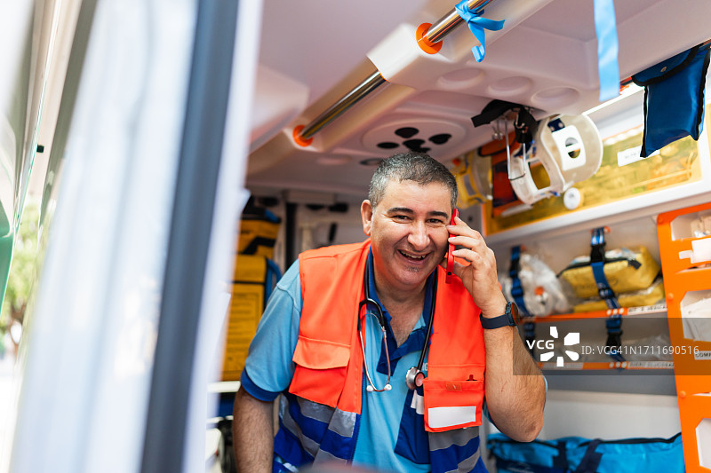 医生笑着打电话图片素材