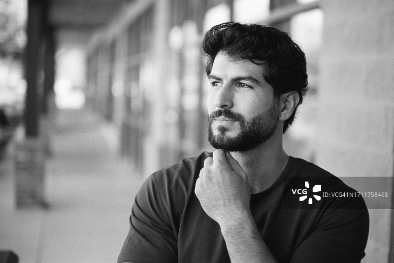 年轻男子的黑白户外肖像 - 35毫米胶片扫描图片素材