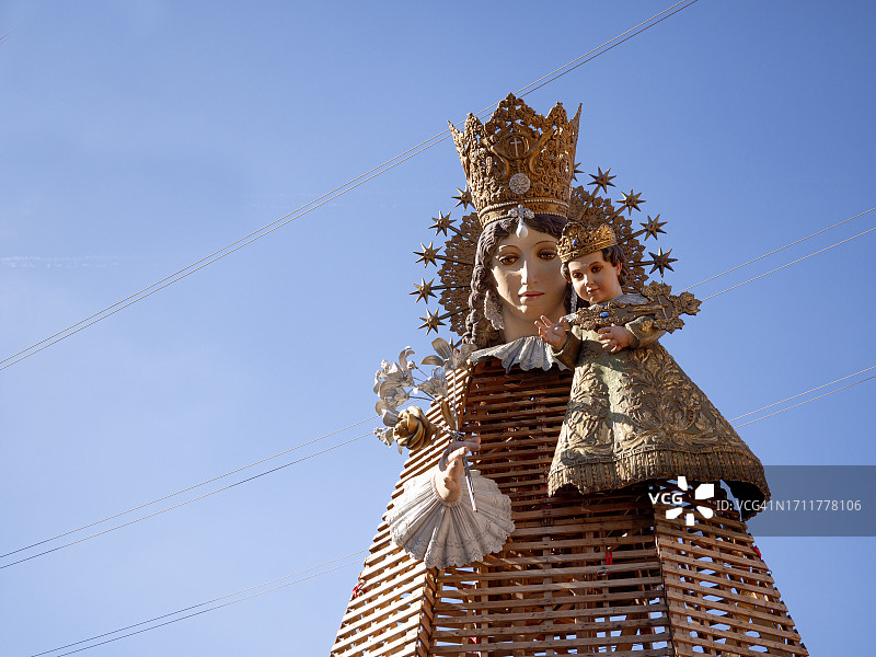 户外展示的圣母玛利亚和耶稣雕像图片素材