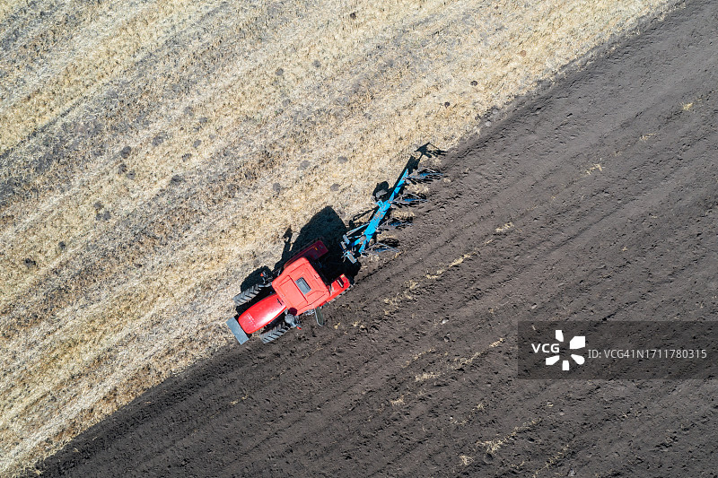 犁在田野里耕地图片素材