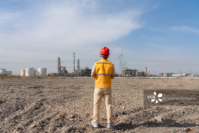 化工厂工程师背影图片素材