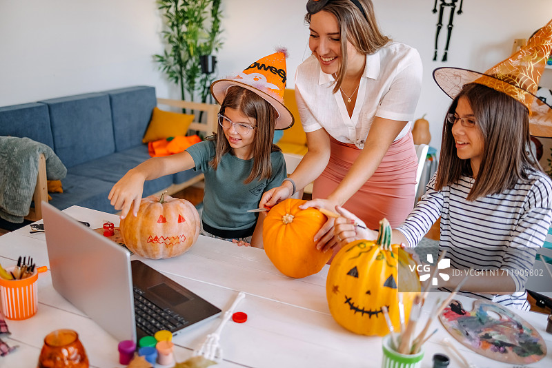 女孩在家准备万圣节南瓜图片素材