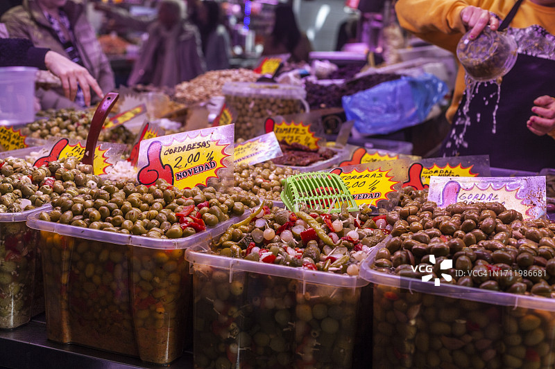 阿塔拉萨纳斯中央市场出售各种橄榄的摊位图片素材