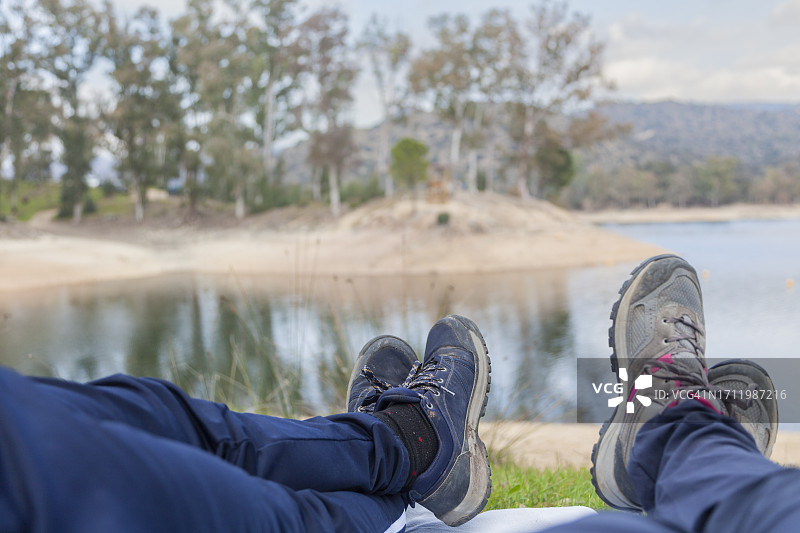 徒步旅行后在草地上休息的两人图片素材