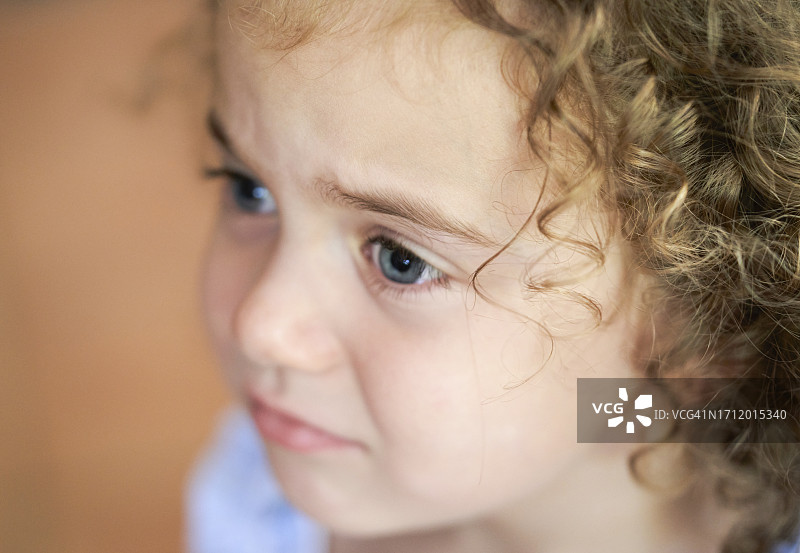 美丽的女孩面容，面带忧伤，侧面近景图片素材