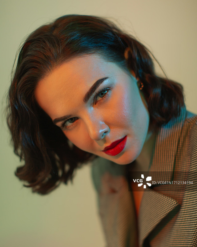 美容肖像：工作室中的女人，皮肤护理图片素材