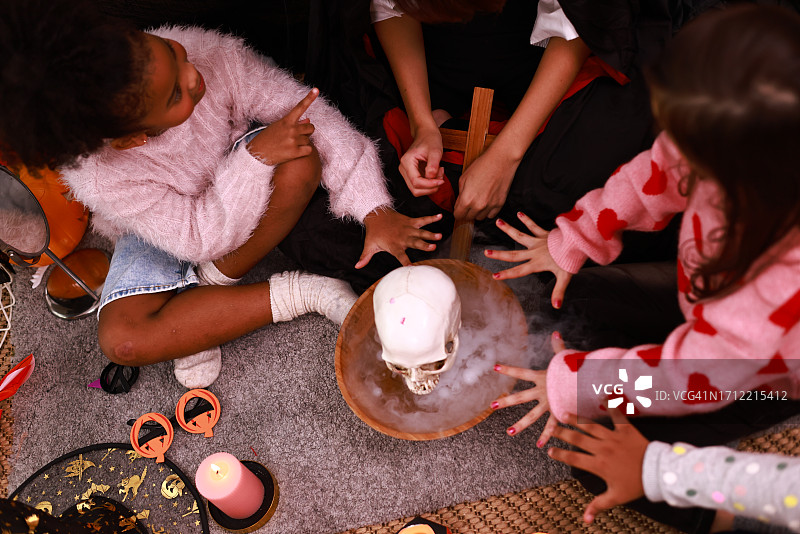 万圣节概念：孩子们玩耍幽灵骷髅图片素材