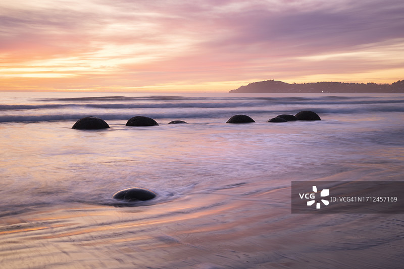 新西兰摩拉基圆石日出图片素材