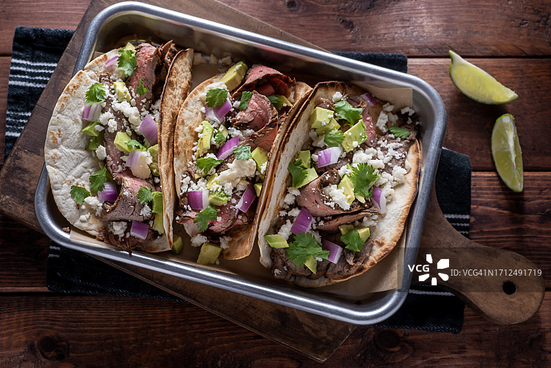 侧腹牛排玉米卷图片素材