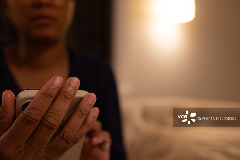 表情严肃的黑人女性拿着智能手机图片素材