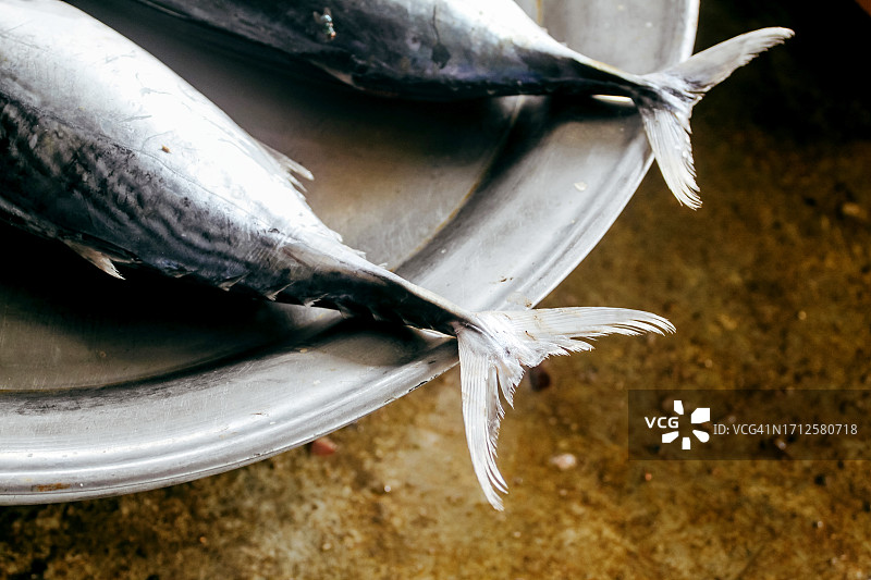 湿货市场上铝盘上的金枪鱼尾图片素材
