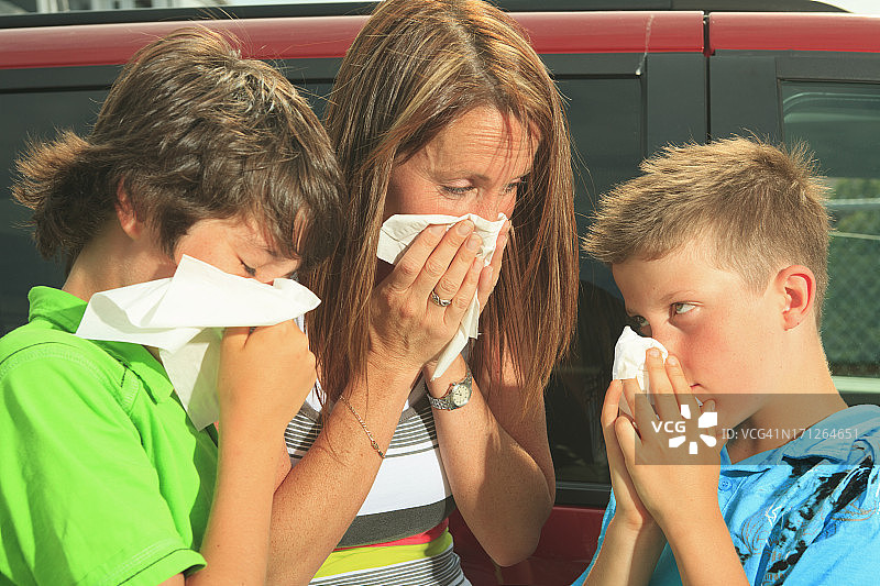 母亲和孩子们-过敏图片素材