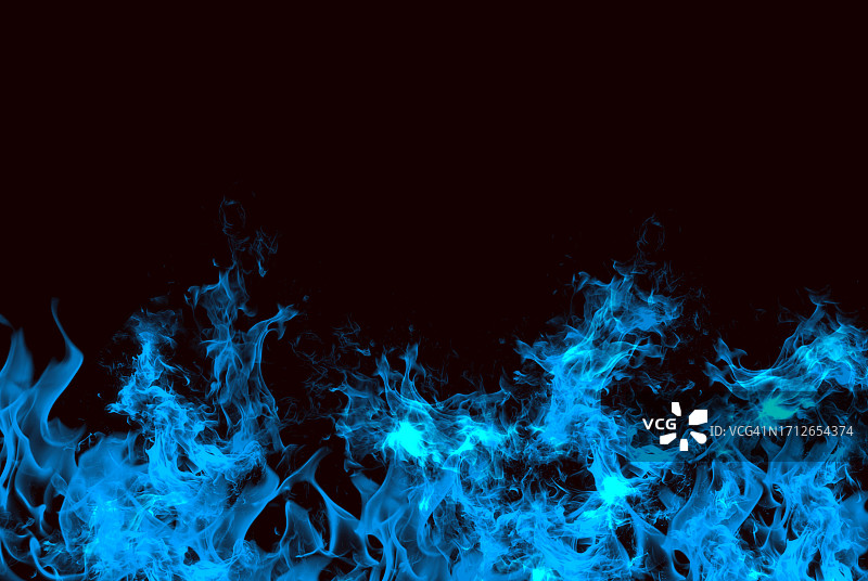 黑色背景上的蓝色火焰抽象特写图片素材