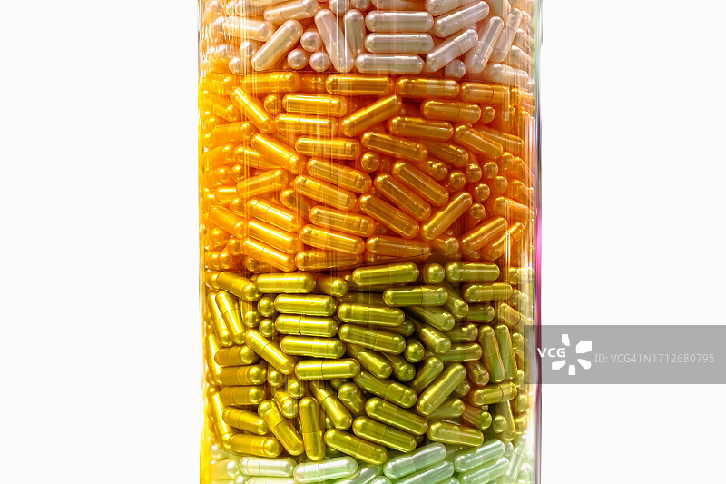 装在玻璃瓶中的药用胶囊和白色背景上的各种药丸图片素材