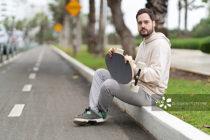 男子凝视前方并拿着长板图片素材