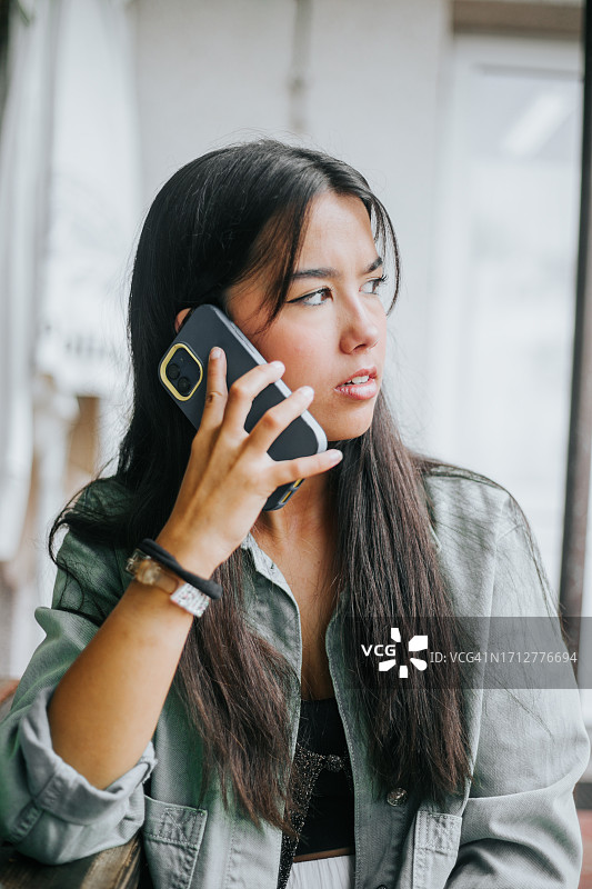 使用手机的时尚女性图片素材