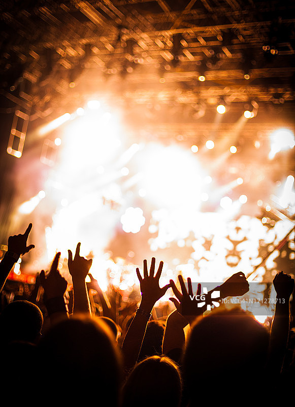 派对气氛中的人群图片素材