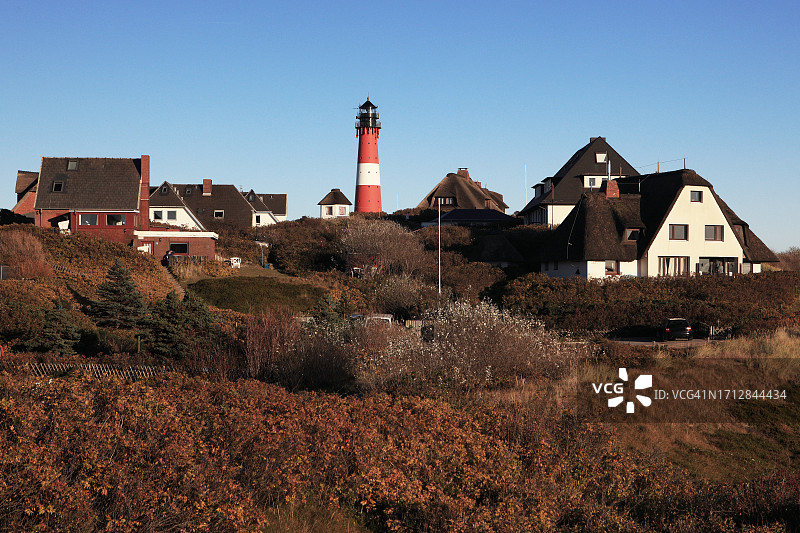 德国叙尔特岛霍尔努姆灯塔与村庄图片素材