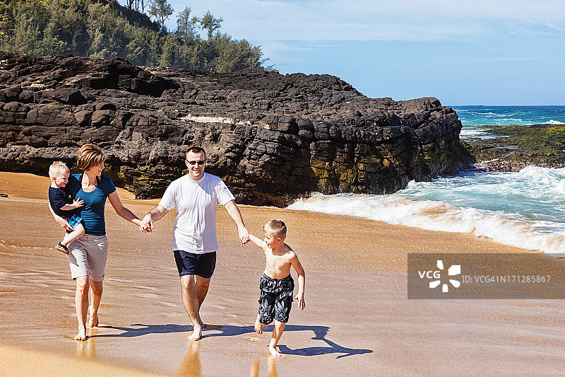四口之家在夏威夷度假图片素材