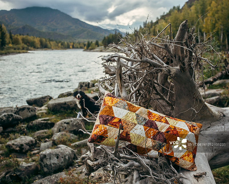 秋色拼布枕头与河流山脉背景图片素材