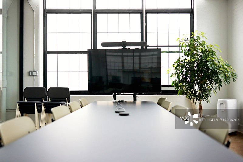 现代办公室中无人使用的会议室图片素材