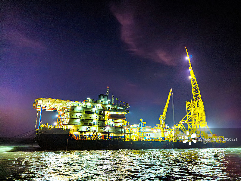 印度浅水区铺设海底管道的驳船图片素材