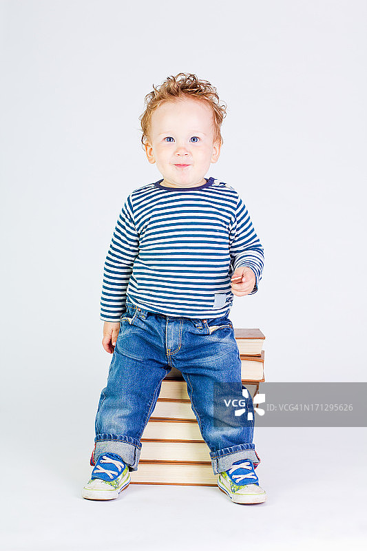 和书在一起的男婴图片素材