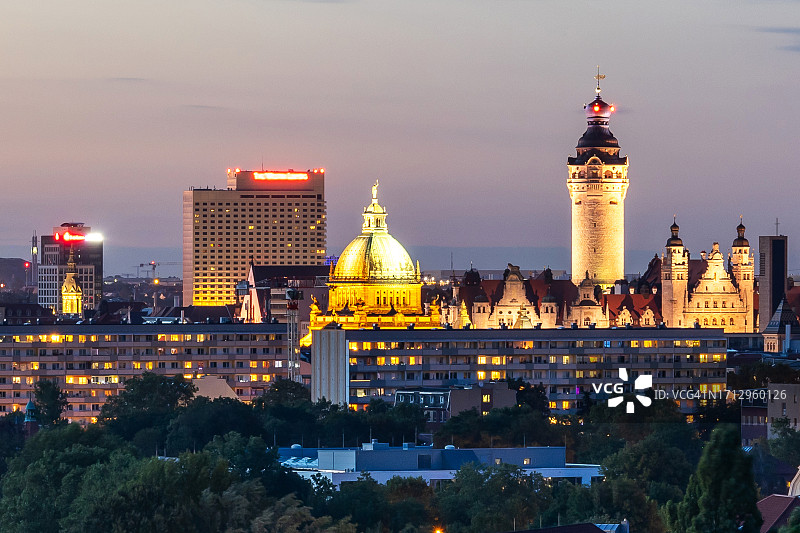莱比锡天际线日落全景（萨克森，德国）图片素材
