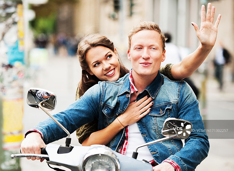 骑摩托车的年轻情侣图片素材