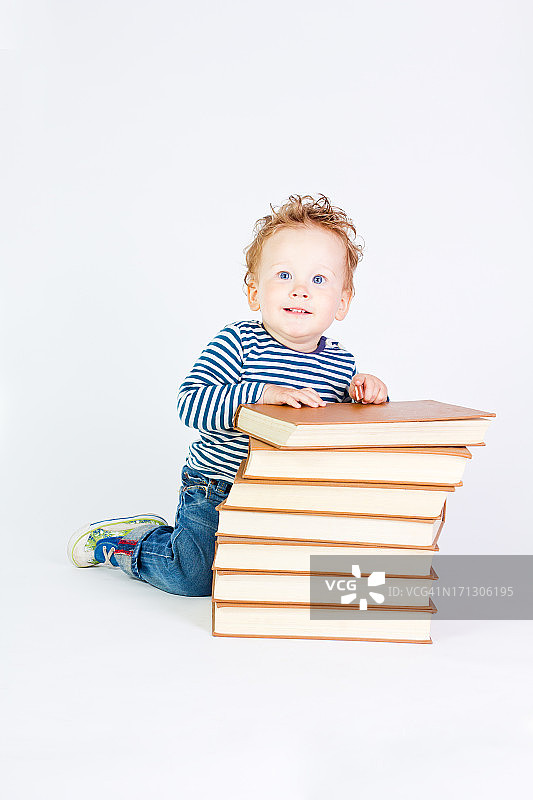 和书在一起的男婴图片素材