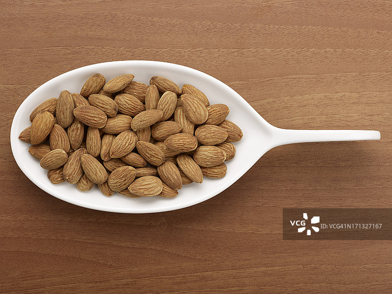 白色盘子里的烤杏仁图片素材