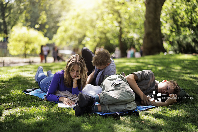青少年在英国伦敦圣詹姆斯公园休息图片素材