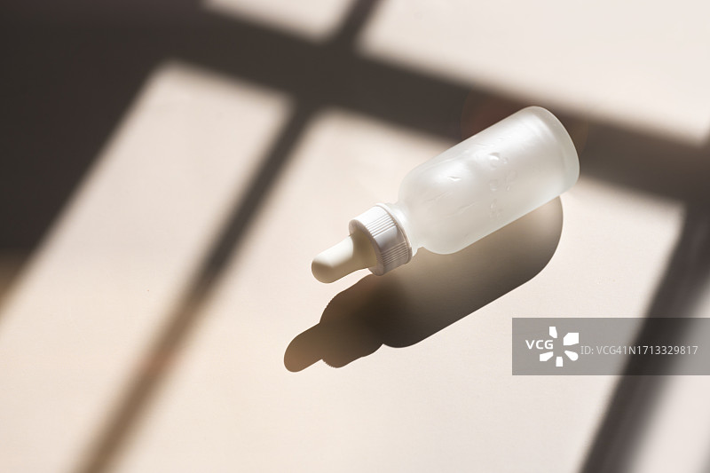 白色玻璃瓶装化妆品精华液图片素材