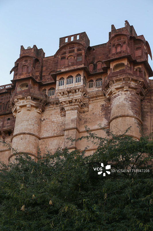 焦特布尔梅兰加尔堡的壮丽城墙全景图片素材