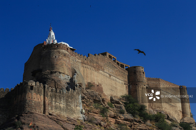焦特布尔梅兰加尔堡全景，蓝天和猛禽图片素材