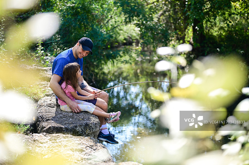 父亲在河边和女儿玩耍图片素材