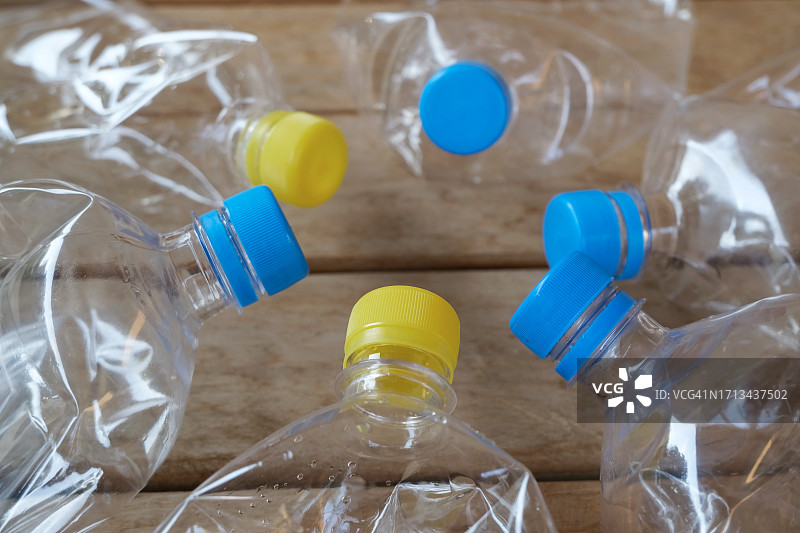 桌子上的塑料瓶特写图片素材