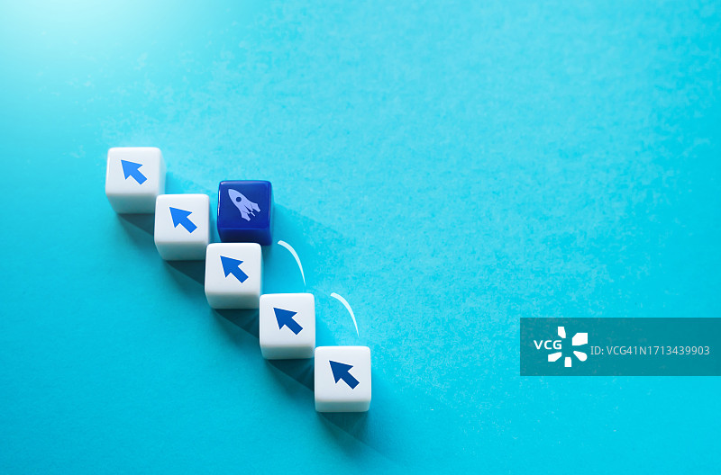 用于业务增长的小方块上的文字高角度视图，带复制空间图片素材