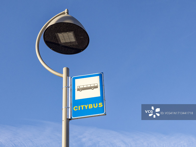 带有LED面板灯泡和公交车站牌的现代路灯图片素材