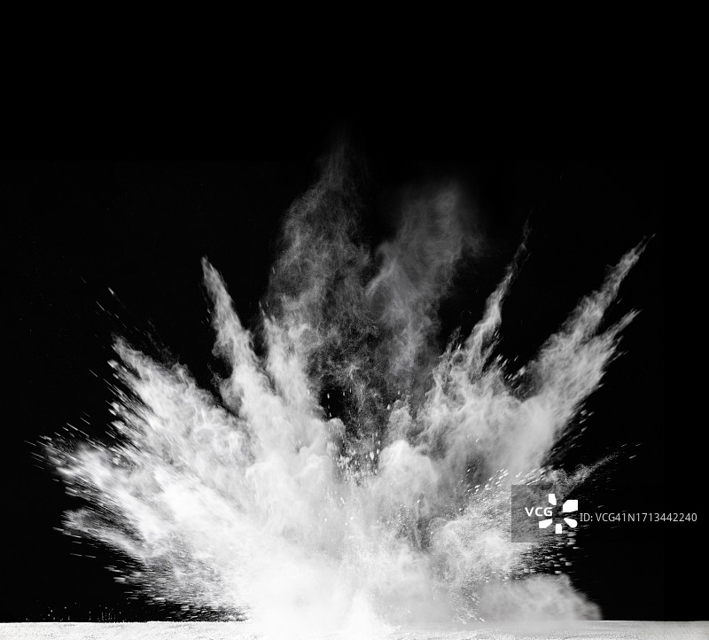 黑色背景上带有烟雾和尘埃颗粒冲击波的冲击和爆炸图片素材