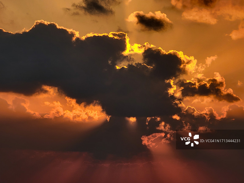 日落时分的壮丽天空低角度拍摄，埃及亚历山大省图片素材